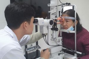 Khám mắt miễn phí cho 700 người cao tuổi