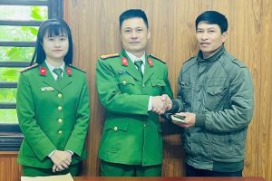Trao trả lại tài sản cho người dân không may đánh rơi